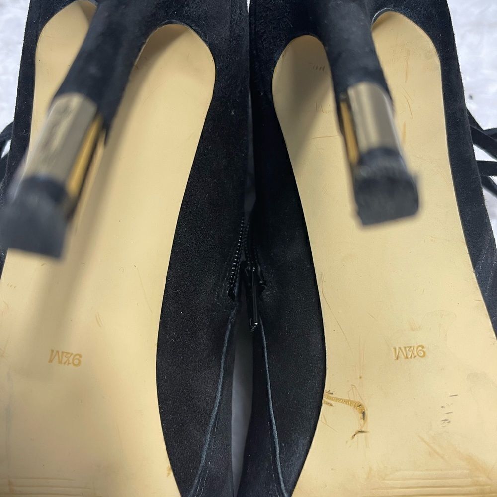 Guess Aziz black suede fringe ankle boots peep toe gold tone accent SZ9.5 - Picture 9 of 10
